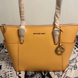 Selling with the bag that it came with is brand new